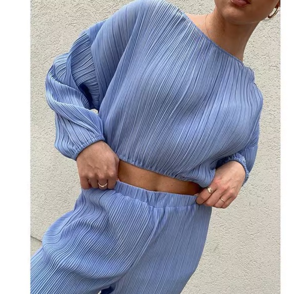 Gianni Bini Blue Pleated Crew Neck Blouse and  pant set - Picture 3 of 9